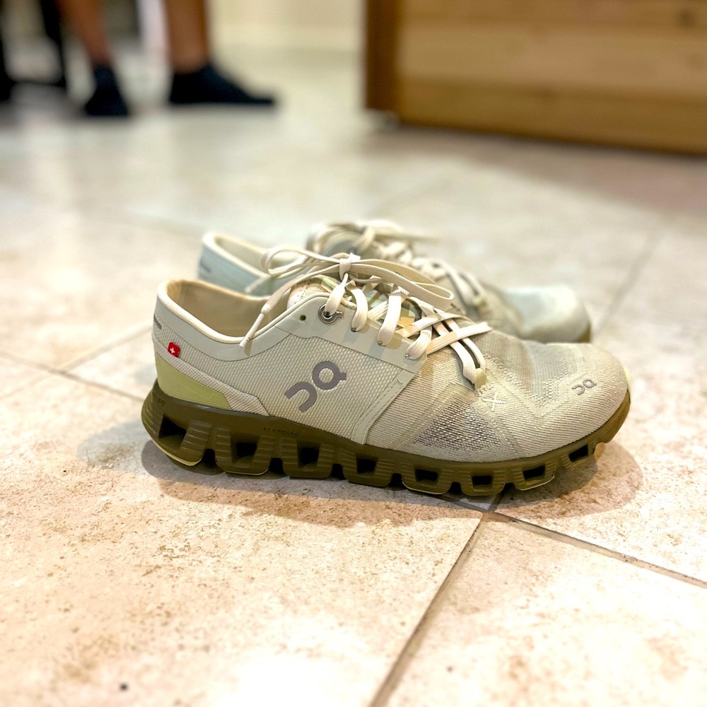 On Cloud X size 7.5 women’s shoes light green